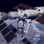 Moduł Tianhe (po prawej) z dwoma przycumowanymi statkami kosmicznymi Shenzhou