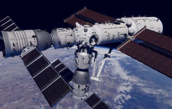 Moduł Tianhe (po prawej) z dwoma przycumowanymi statkami kosmicznymi Shenzhou