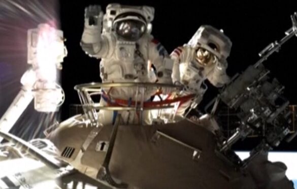 Kadr z drugiego chinskiego spaceru kosmicznego zalogi Shenzhou 12 / CNSA