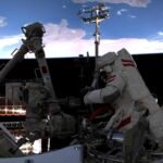 Uczestnik misji Shenzhou-20, Chen Dong na zewnątrz Chińskiej Stacji Kosmicznej