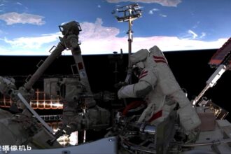 Uczestnik misji Shenzhou-20, Chen Dong na zewnątrz Chińskiej Stacji Kosmicznej