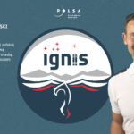 Sławosz Uznański Wiśniewski i logotyp misji / ESA