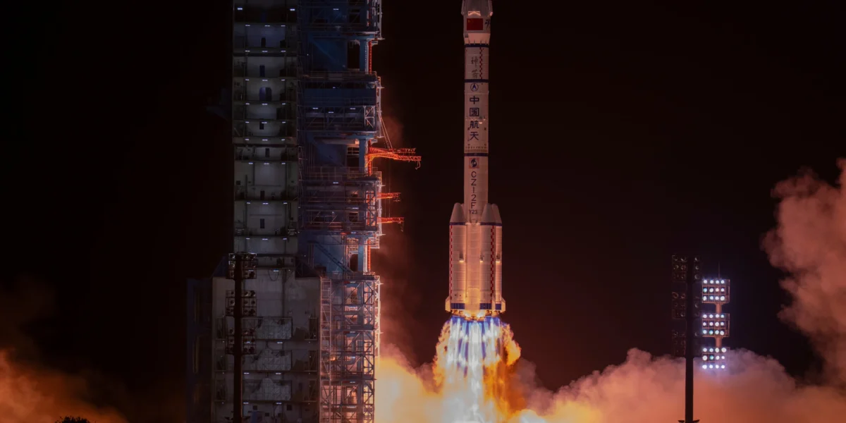 Start załogi Shenzhou-23 z kosmodromu Jiuquan 24 maja 2026 roku / Foto: AP Photo/Ng Han Guan
